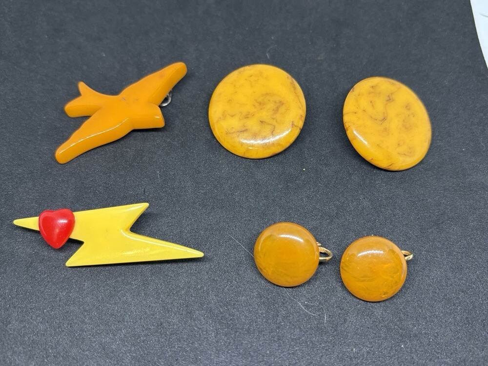 Vintage Butterscotch Yellow Bakelite Bird Round Heart Pendant Earrings Lot